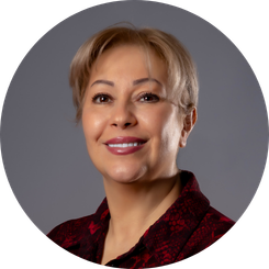 A photo of Elli Khosousi.